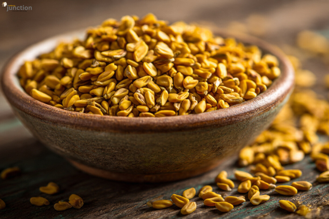 Foenegriek seeds in a rustic bowl, highlighting their texture and natural color.